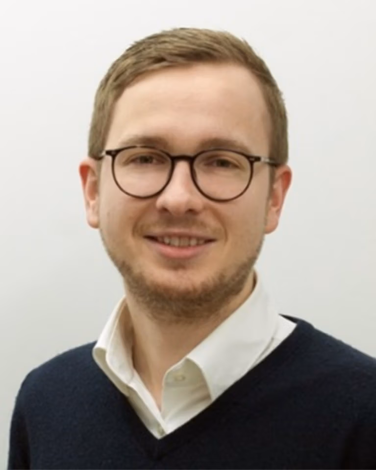 IT-Systemberater Joachim Steeg, Gründer von Steeg IT-Systeme in Göttingen, lächelt freundlich in die Kamera.